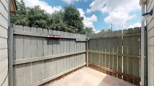 Building Photo - 725 Peppertree Dr