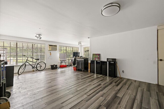 Building Photo - 103 E Willis St