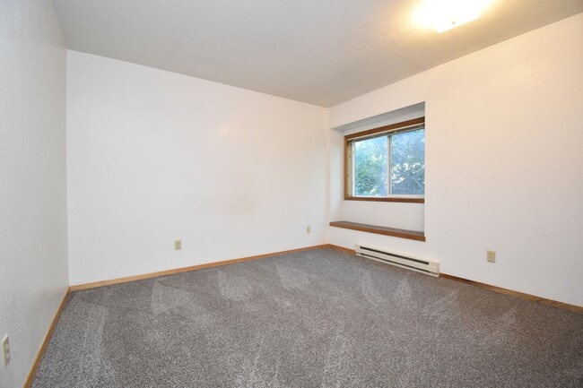 Building Photo - 2 Bed with Carport! Walk to MSU! Pet Frien...
