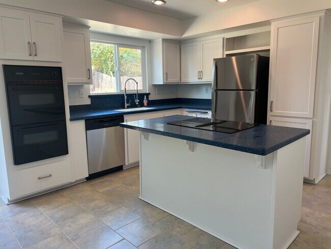 Building Photo - Spacious 2-Story Home in Kellogg School Di...