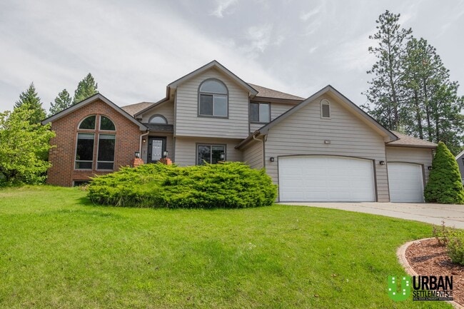 Primary Photo - Spacious 4 bedroom and 3 bathroom house fo...