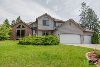 Building Photo - Spacious 4 bedroom and 3 bathroom house fo...