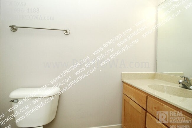 Building Photo - 3600 SE Glenstone Dr