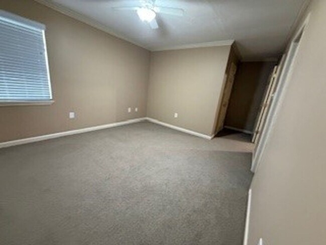 Building Photo - 4 Laura Dr