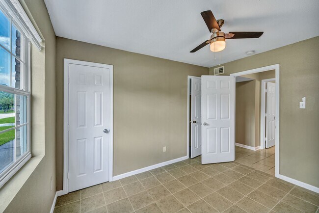 Building Photo - 770 Memorial Mews St