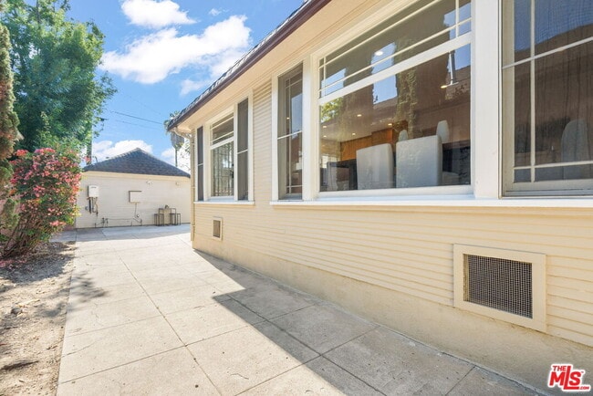 Building Photo - 1107 S St Andrews Pl