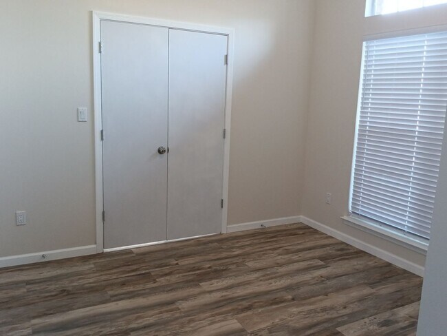 Building Photo - Spacious 4-bedroom, 2-bathroom home! Comin...