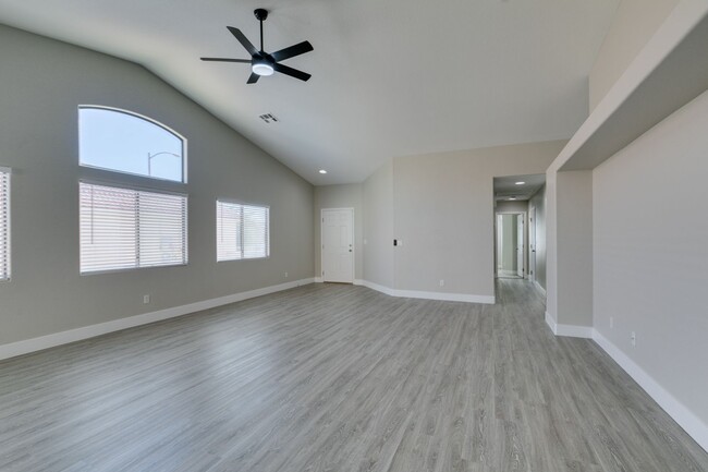 Building Photo - REMODELED 5 BEDROOM HOME IN NORTH LAS VEGAS