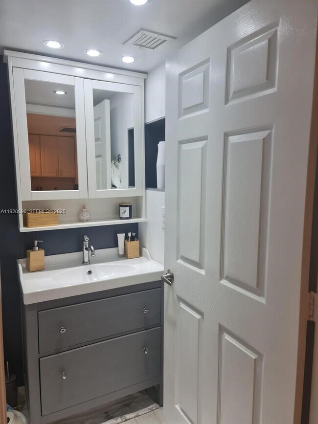 Building Photo - 999 Brickell Bay Dr