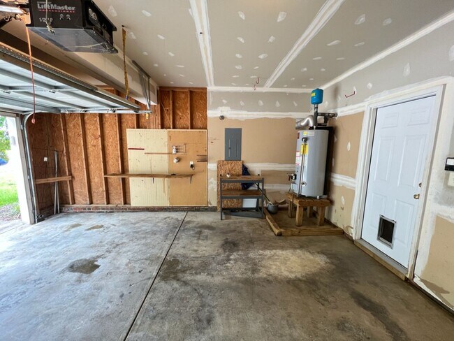 Building Photo - Large 3 bedroom home near downtown Raleigh!