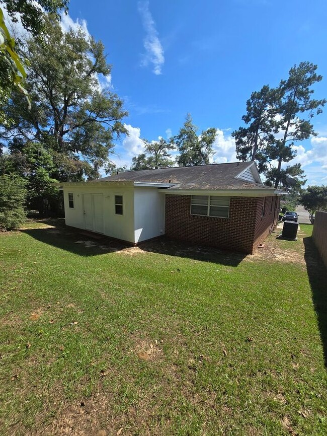 Building Photo - 2bedroms 1bathroom Duplex -Minutes from FAMU