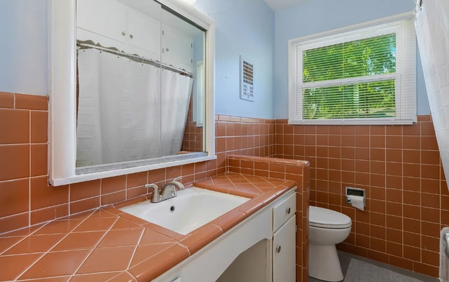 Building Photo - 3 Bedroom home in highly desireable area