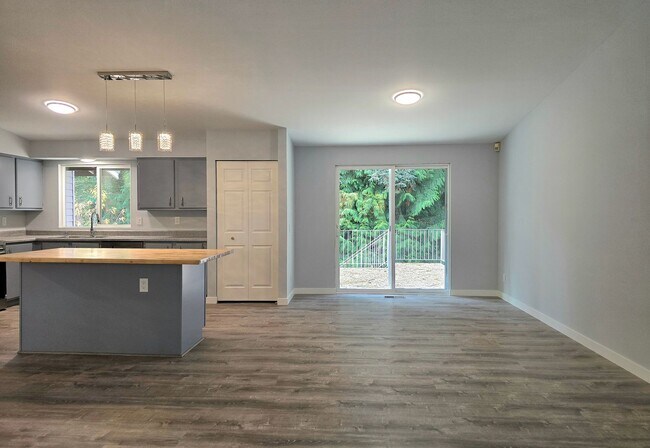 Building Photo - 4 Bedroom 3 Bath in Lake Forest Park