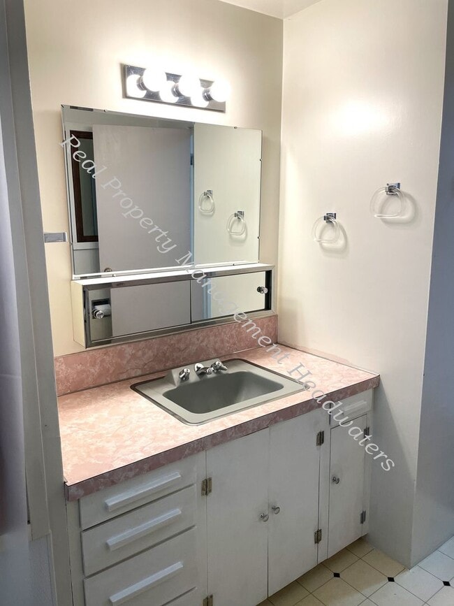 Building Photo - 3 Bedroom 2 Bath House for Rent - Pet Frie...