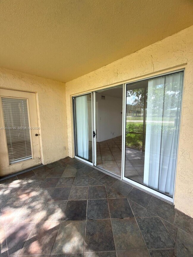 Building Photo - 1025 Coral Club Dr