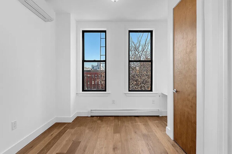 Building Photo - 792 Hart St