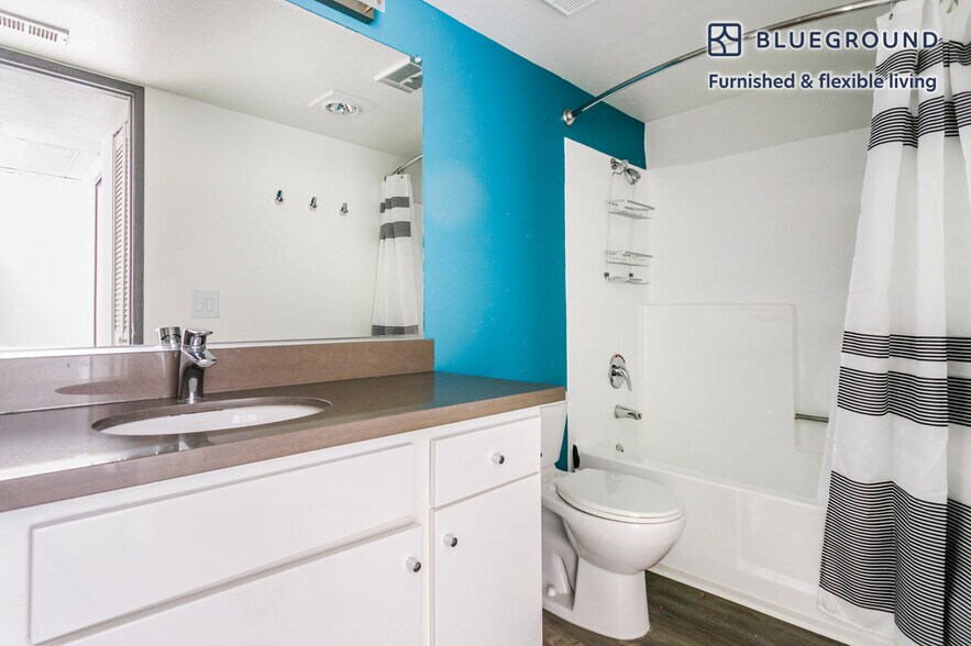 Building Photo - 10985 Bluffside Dr