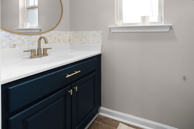 Building Photo - 4 Bed 2.5 Bath