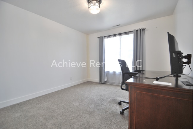Building Photo - 230 W 1550 N