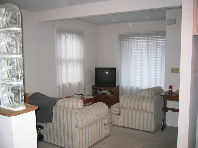 Living room - 57 Princeton Ave