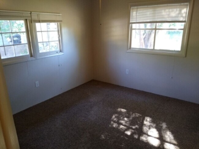 Building Photo - 3 Bedroom 2 Bath House