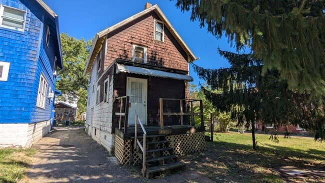 Building Photo - 4-Bedroom, 1-Bathroom Single Family Home f...