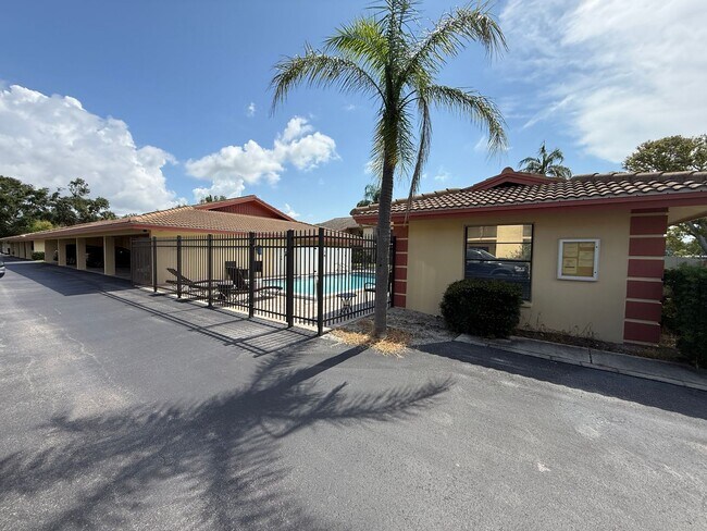 Building Photo - 2 Bedroom 2 Bath Ground Floor Condo Centra...