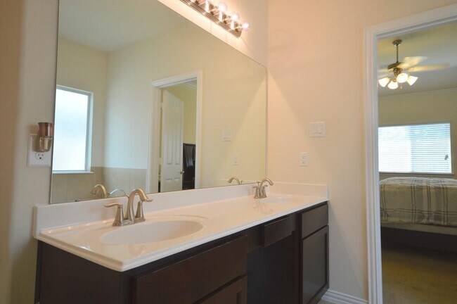Building Photo - 2727 Lakecrest River Dr