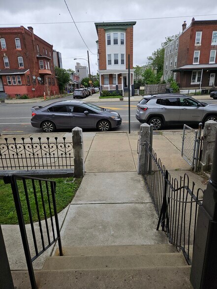 Street scene - 926 Belmont Ave