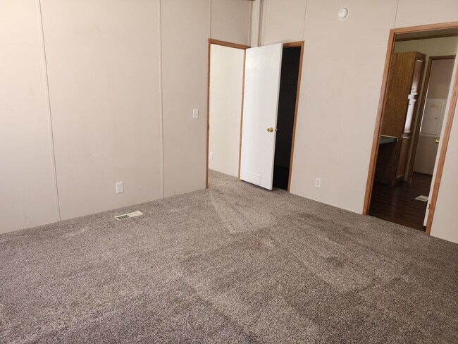 Building Photo - All utilities included!!!