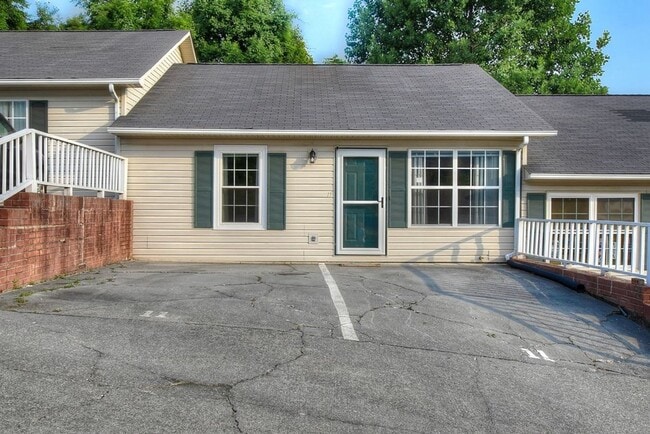 Building Photo - 2 bed 1.5 bath condo for rent