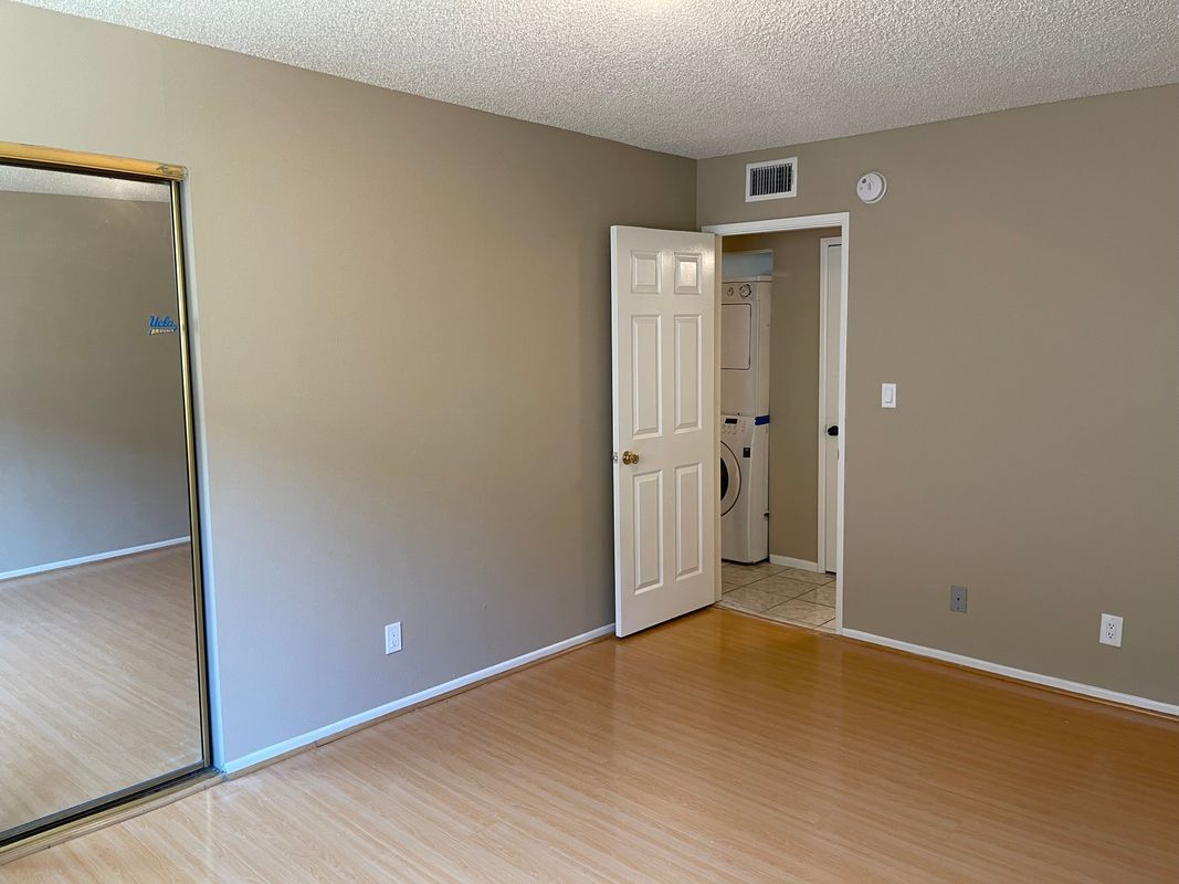 Building Photo - 434 E Tujunga Ave