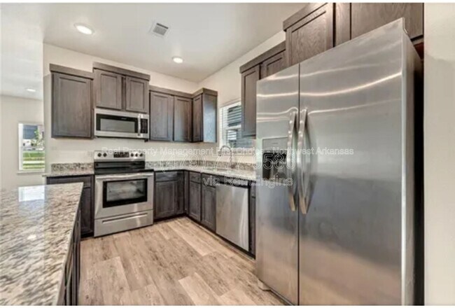 Building Photo - 820 S Benchmark Ln