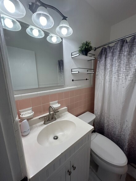 Building Photo - 927 SW 71st Ct