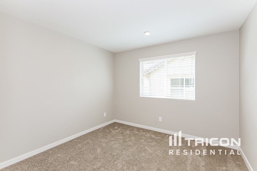 Building Photo - 31585 Dwight Dr