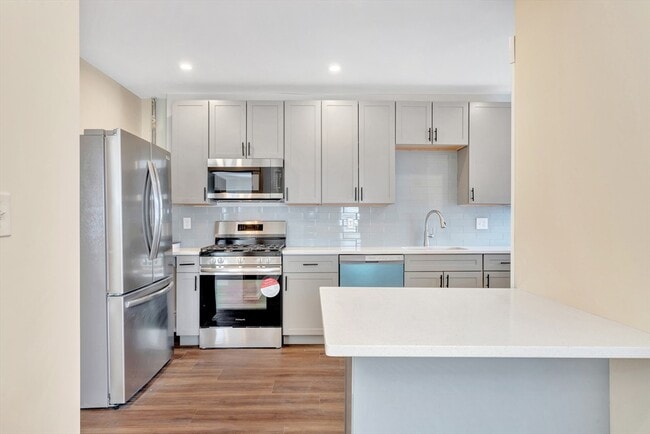 Building Photo - 105 School St