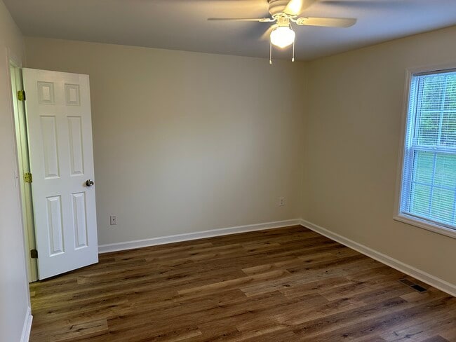 Building Photo - 39 Farm View Cir