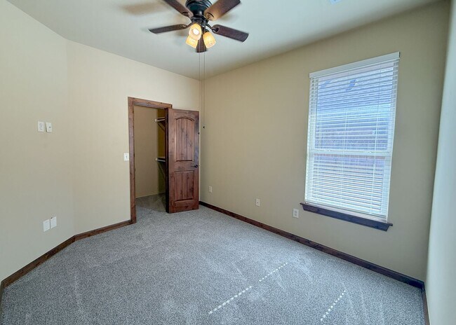 Building Photo - 3 Bed, 2.5 Bath Home in Oxford Park – Open Layout & Tall Ceilings
