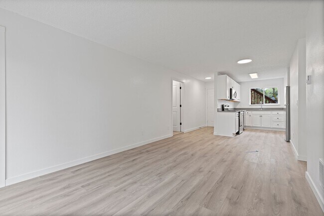 Building Photo - ? Now Available: Gorgeous 3-Bedroom, 1-Bath Unit – Fully Remodeled!