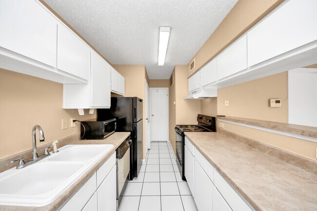 Building Photo - 2750 Holly Hall St