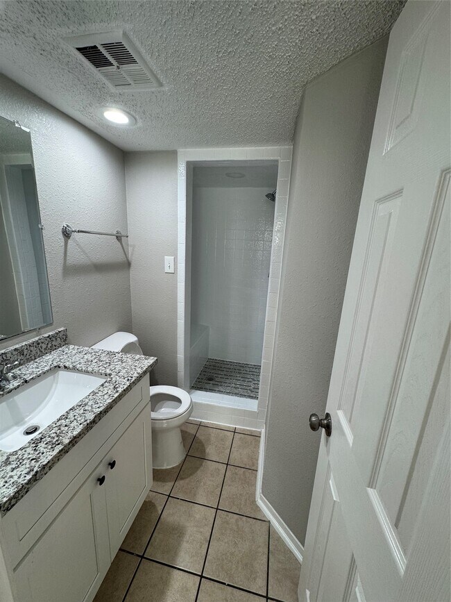 Building Photo - 7700 Creekbend Dr