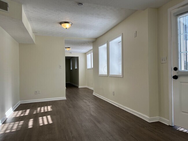 Building Photo - Spacious 3/2 Duplex Unit w/ Bonus Room Min...