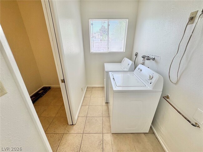 Building Photo - 2913 Colanthe Ave