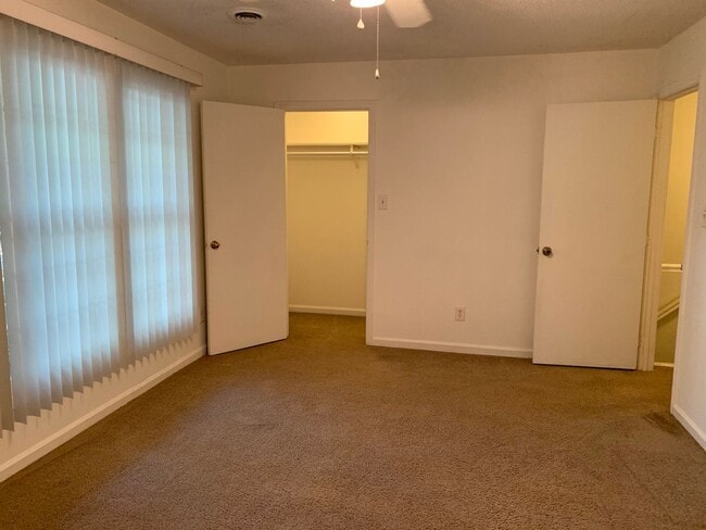 Building Photo - 2 BEDROOM TOWNHOME NEAR CRABTREE-DECK-SHAD...