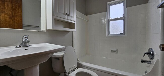 Building Photo - Spacious Townhome in Dayton’s Belmont Area...