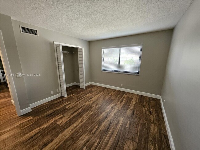 Building Photo - 302 Lakeview Dr