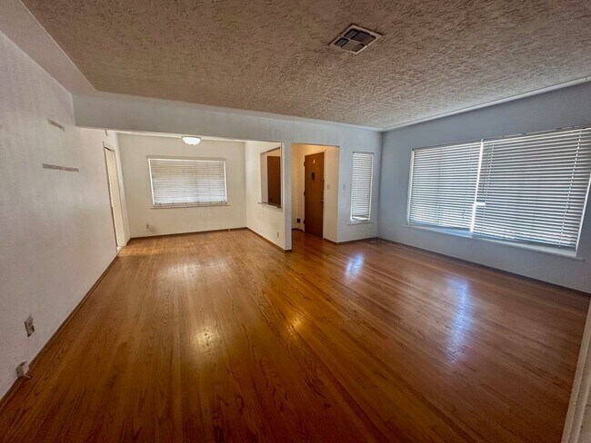 Building Photo - Large home in West Chula Vista