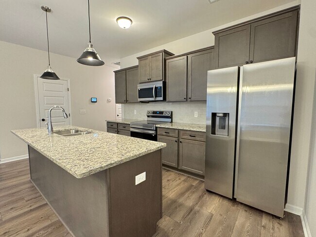 Building Photo - $500 RENT CREDIT | MOVE IN READY! (Pet Friendly)