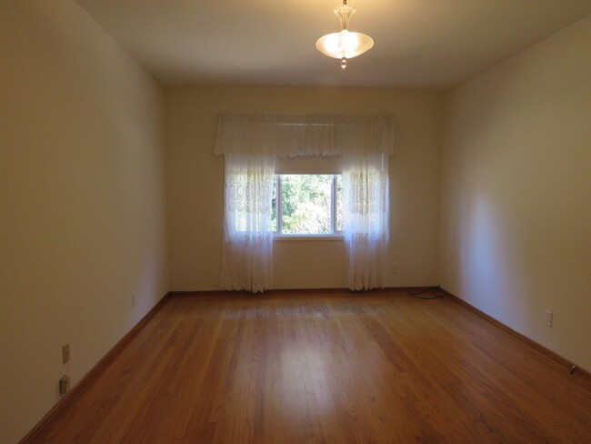 Building Photo - Large 3 Bedroom House in Forest Knolls