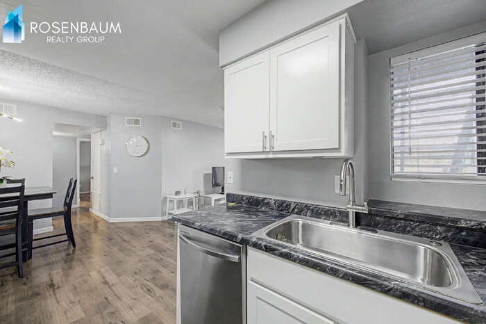 Building Photo - 533 W Guadalupe Rd